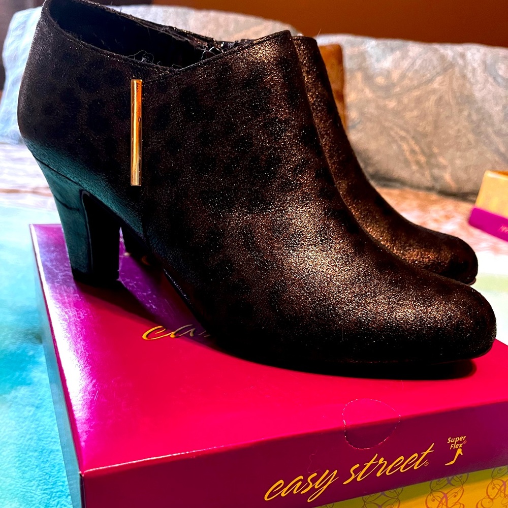 BNIB Easy street woman’s dress shoes w gorgeous subtle leopard print sz 9 1/2